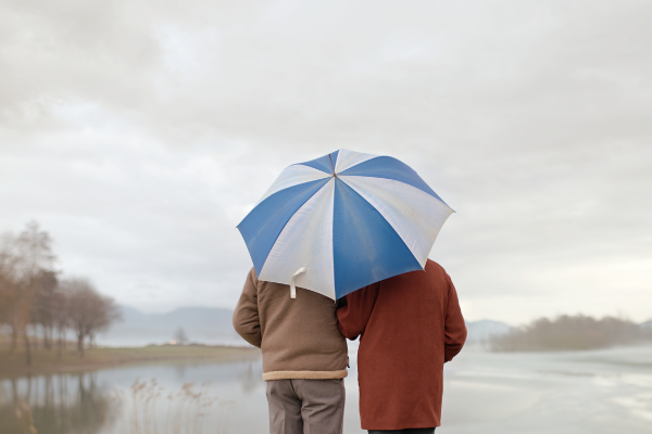 To mennesker under en paraply. Foto.