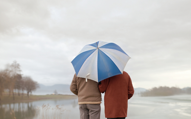 To mennesker under en paraply. Foto.