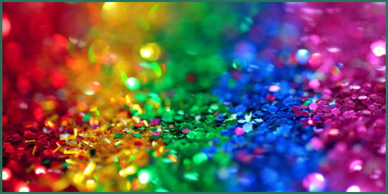 Paljetter i pride-farger. Foto.