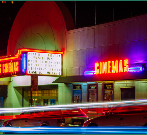 Klassisk kino med neonskilt. Foto.