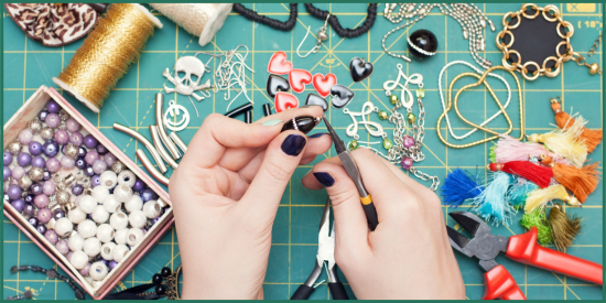 Smykkelangingsutstyr på bord. Foto.