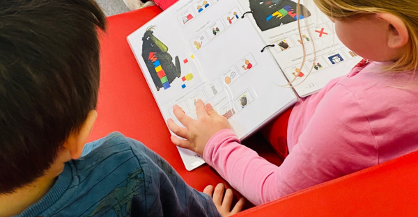 Barn leser. Bjørnestien barnehage. Fotograf: Marilia P. S. Hansson. Foto.